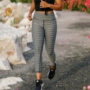 Zyia Aztec Adrenaline 7/8 Black &‎ White Leggings Size 6-8